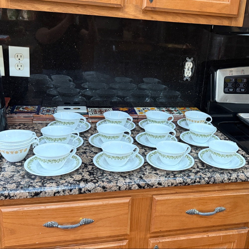 Elegant Green and White Tea Set